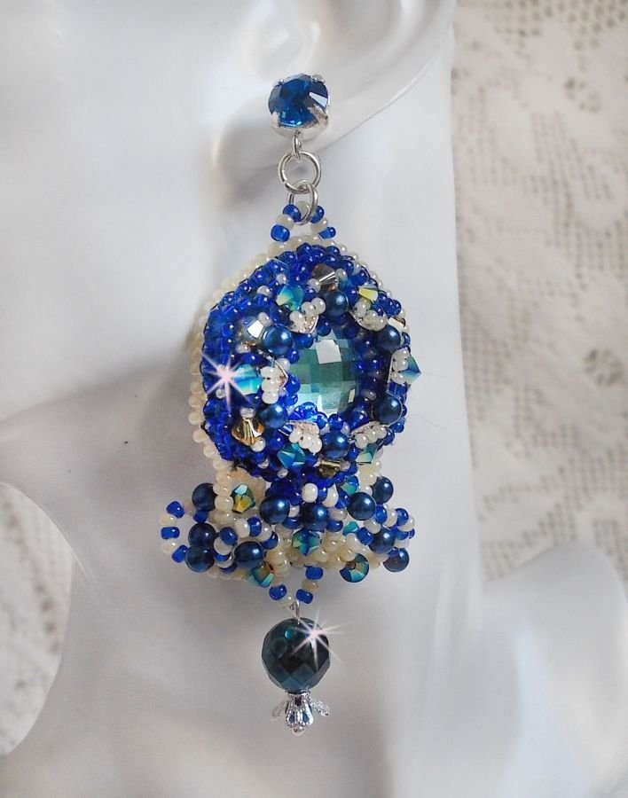 BO Blue Palace brodées avec des cabochons facettées en verre, des coupelles en forme de fleurs filigranées, perles rondes facettées Bleu-Marine AB et rocailles. Montées sur des clous en Argent 925