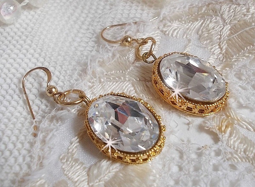 BO Boucles D'or avec des cabochons ovales en cristal et crochets d&rsquo;oreilles en Gold Filled 14 carats.