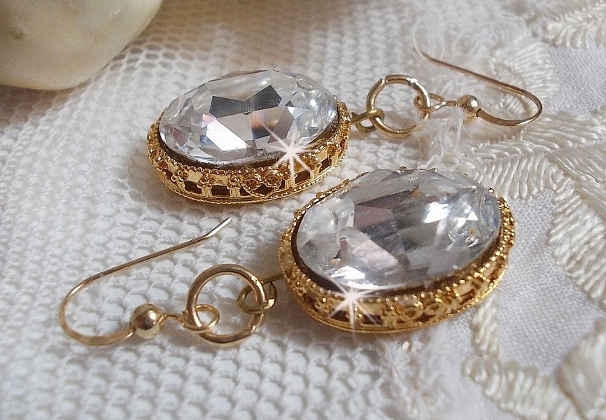 BO Boucles D'or avec des cabochons ovales en cristal et crochets d&rsquo;oreilles en Gold Filled 14 carats.