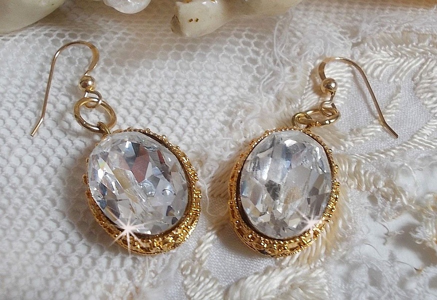 BO Boucles D'or avec des cabochons ovales en cristal et crochets d&rsquo;oreilles en Gold Filled 14 carats.
