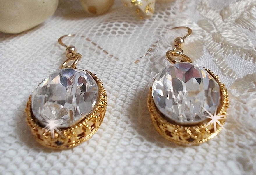 BO Boucles D'or avec des cabochons ovales en cristal et crochets d&rsquo;oreilles en Gold Filled 14 carats.