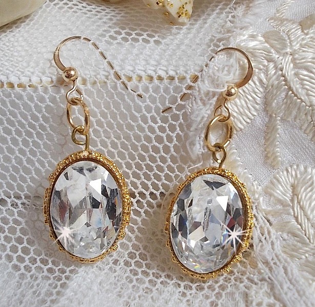 BO Boucles D'or avec des cabochons ovales en cristal et crochets d&rsquo;oreilles en Gold Filled 14 carats.