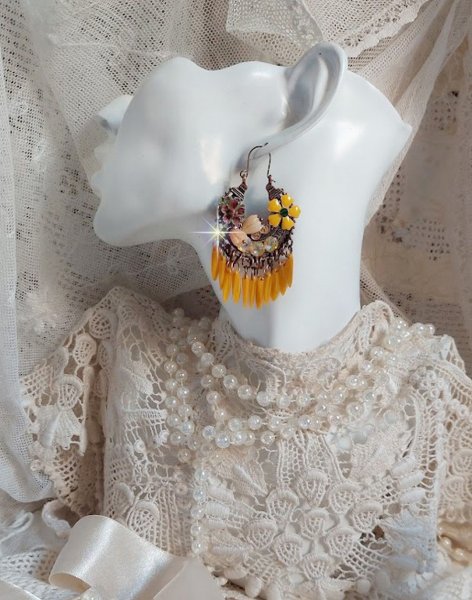 BO Bouquet Exotique mont&eacute;es avec dagues en verre, fleurs &eacute;poxy, fleurs en r&eacute;sine peintes &agrave; la main, cabochons en cristal et boucles estampes demi-lune