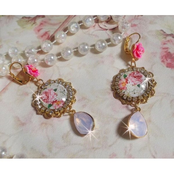 BO Bouquet Valentine, cabochons en verre strass&eacute;s de cristaux, roses en r&eacute;sine, poires Rose Opale en cristal et dormeuses dor&eacute;es Laiton