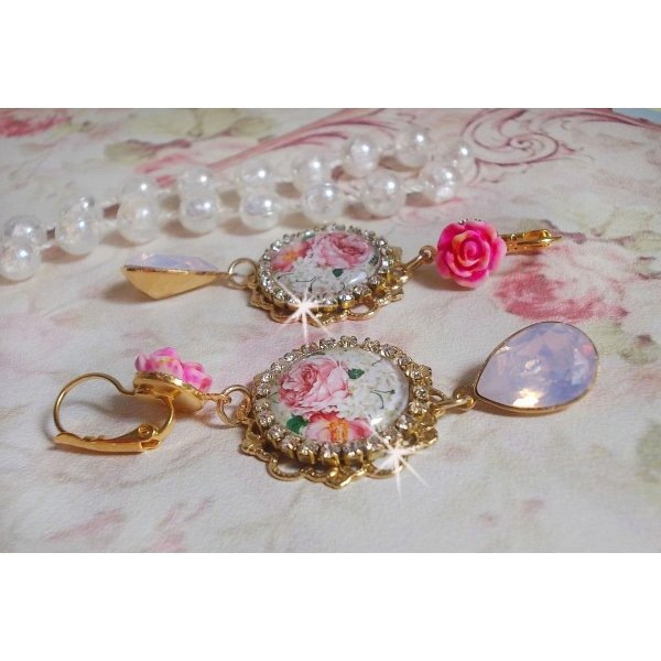 BO Bouquet Valentine, cabochons en verre strass&eacute;s de cristaux, roses en r&eacute;sine, poires Rose Opale en cristal et dormeuses dor&eacute;es Laiton