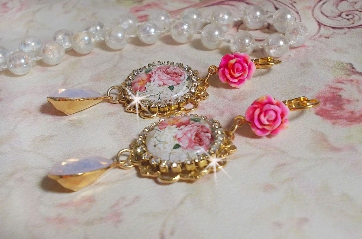 BO Bouquet Valentine, cabochons représentant des roses strassés de cristaux, roses en résine, cabochons poires Rose Opale en cristal, montés sur des dormeuses en laiton doré pour un style vintage