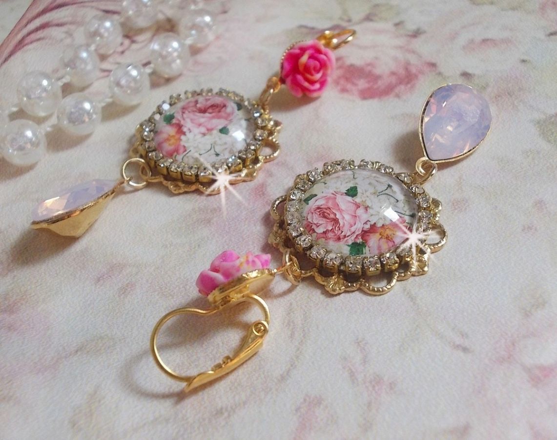 BO Bouquet Valentine, cabochons représentant des roses strassés de cristaux, roses en résine, cabochons poires Rose Opale en cristal, montés sur des dormeuses en laiton doré pour un style vintage