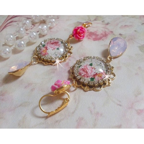 BO Bouquet Valentine, cabochons en verre strass&eacute;s de cristaux, roses en r&eacute;sine, poires Rose Opale en cristal et dormeuses dor&eacute;es Laiton