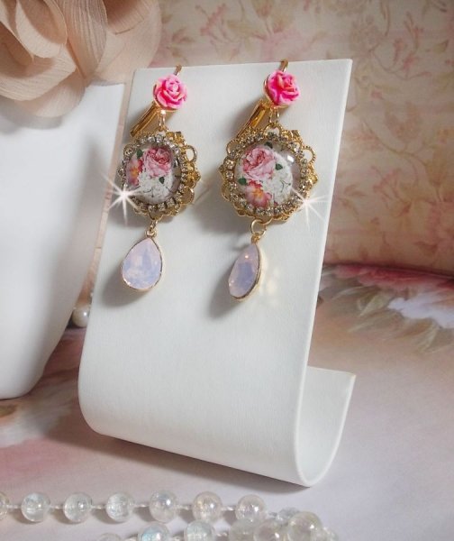 BO Bouquet Valentine, cabochons en verre strass&eacute;s de cristaux, roses en r&eacute;sine, poires Rose Opale en cristal et dormeuses dor&eacute;es Laiton