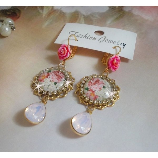 BO Bouquet Valentine, cabochons en verre strass&eacute;s de cristaux, roses en r&eacute;sine, poires Rose Opale en cristal et dormeuses dor&eacute;es Laiton