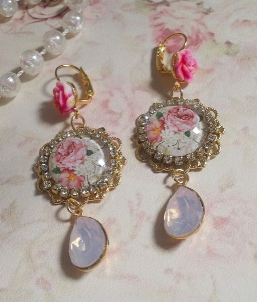 BO Bouquet Valentine, cabochons en verre strass&eacute;s de cristaux, roses en r&eacute;sine, poires Rose Opale en cristal et dormeuses dor&eacute;es Laiton