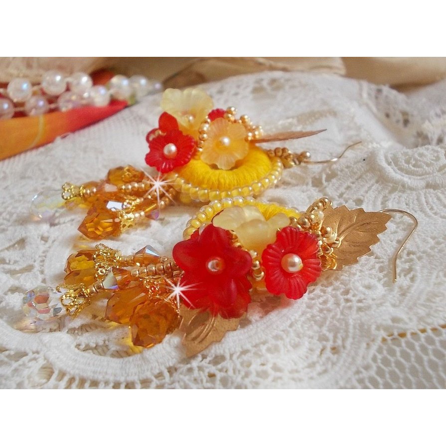 BO bouton d’or brodées sur fil coton jaune, fleurs, feuilles, rocailles, cristaux, crochets gold filled, quel charme !