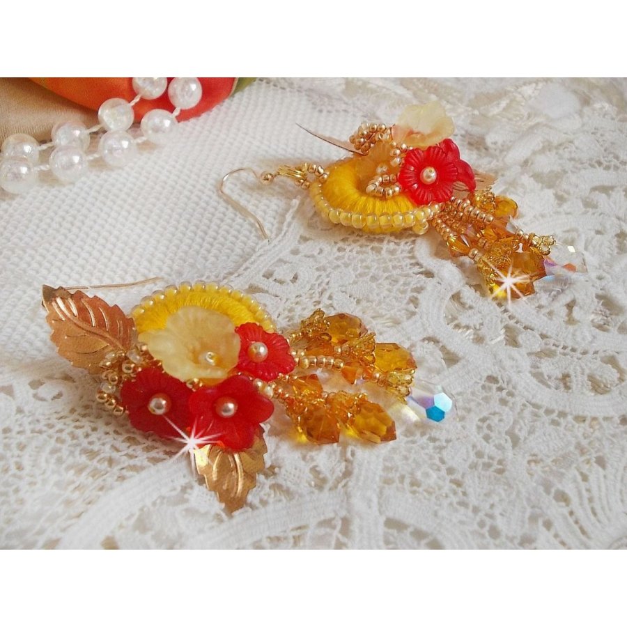 BO bouton d’or brodées sur fil coton jaune, fleurs, feuilles, rocailles, cristaux, crochets gold filled, quel charme !