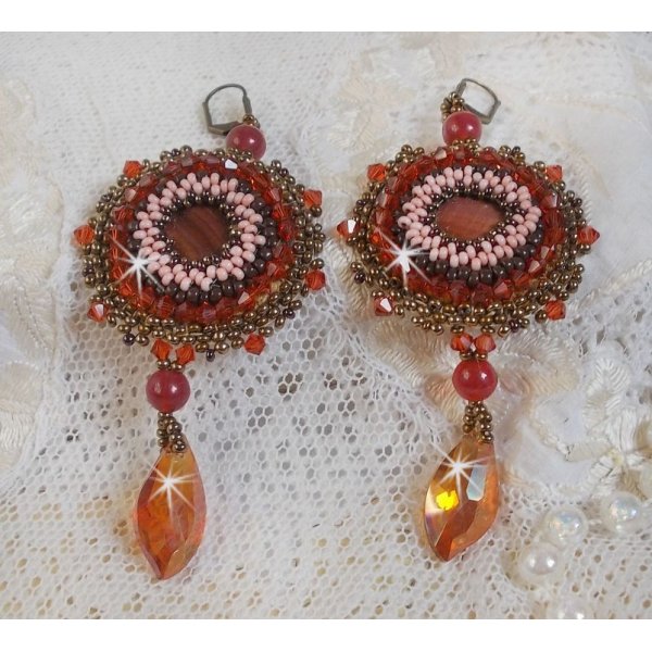 BO Topaz brodées avec des disques nacrées acajou, des perles rondes lisses, des Cristaux de Swarovski et des rocailles