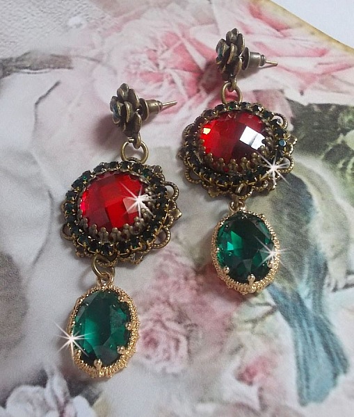 BO Cama&iuml;eu de Rouge et vert mont&eacute;es avec des cabochons en cristal Emerald et cha&icirc;ne Emeraude, pendentifs en zirconium sur des estampes et boucles d&rsquo;oreilles Bronze en Laiton et M&eacute;tal 