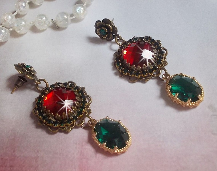 BO Cama&iuml;eu de Rouge et vert mont&eacute;es avec des cabochons en cristal Emerald et cha&icirc;ne Emeraude, pendentifs en zirconium sur des estampes et boucles d&rsquo;oreilles Bronze en Laiton et M&eacute;tal 