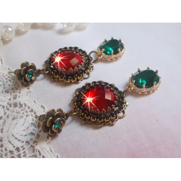 BO Cama&iuml;eu de Rouge et vert mont&eacute;es avec des cabochons en cristal Emerald et cha&icirc;ne Emeraude, pendentifs en zirconium sur des estampes et boucles d&rsquo;oreilles Bronze en Laiton et M&eacute;tal 