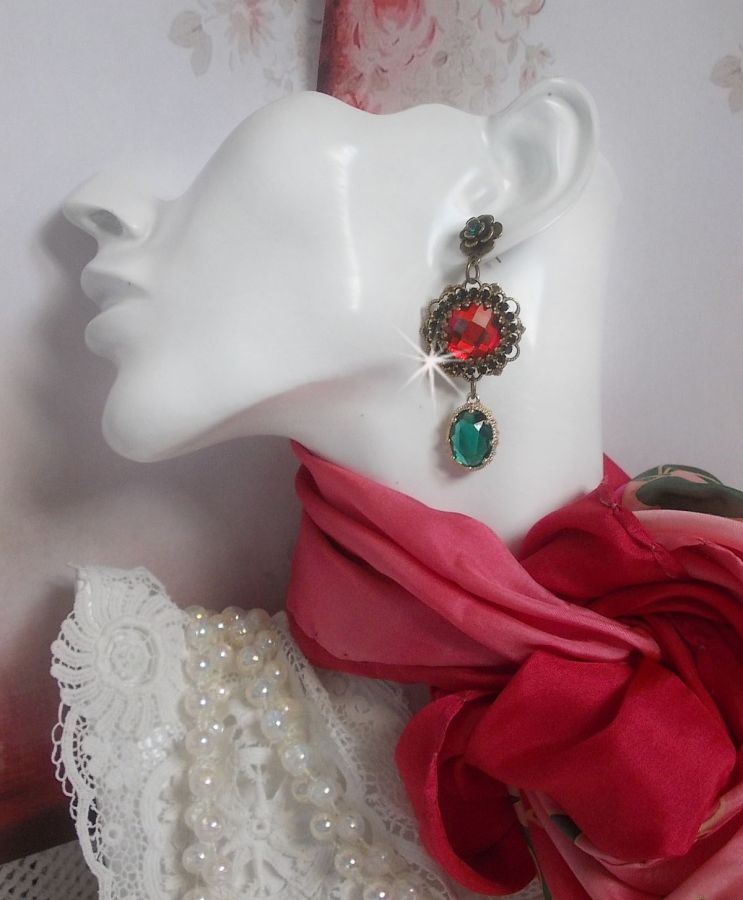 BO Camaïeu de Rouge et vert montées avec des cabochons en cristal Emerald et chaîne Emeraude, pendentifs en zirconium sur des estampes et boucles d’oreilles Bronze en Laiton et Métal 