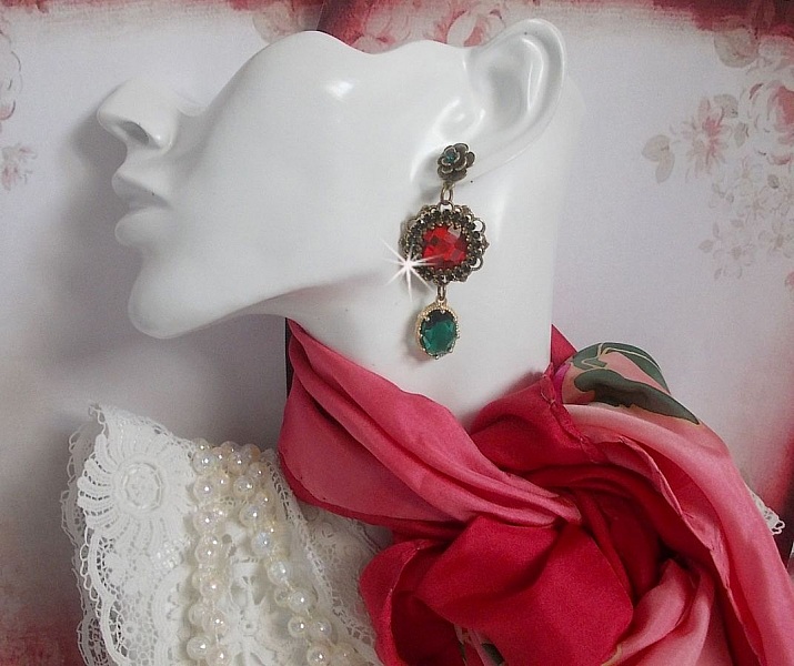 BO Cama&iuml;eu de Rouge et vert mont&eacute;es avec des cabochons en cristal Emerald et cha&icirc;ne Emeraude, pendentifs en zirconium sur des estampes et boucles d&rsquo;oreilles Bronze en Laiton et M&eacute;tal 