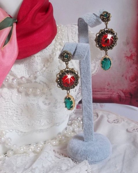 BO Cama&iuml;eu de Rouge et vert mont&eacute;es avec des cabochons en cristal Emerald et cha&icirc;ne Emeraude, pendentifs en zirconium sur des estampes et boucles d&rsquo;oreilles Bronze en Laiton et M&eacute;tal 