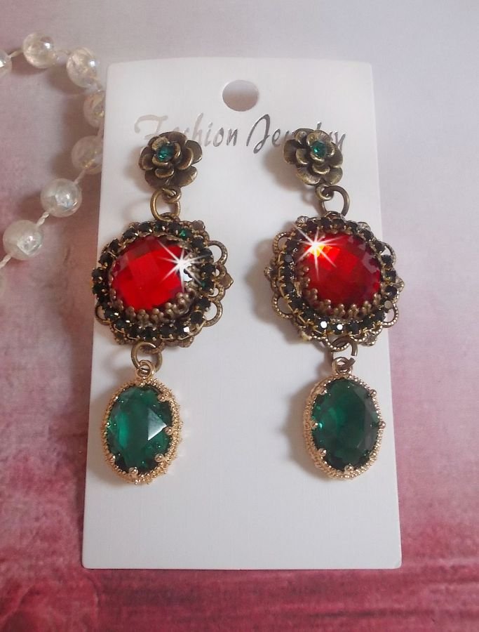 BO Camaïeu de Rouge et vert montées avec des cabochons en cristal Emerald et chaîne Emeraude, pendentifs en zirconium sur des estampes et boucles d’oreilles Bronze en Laiton et Métal 