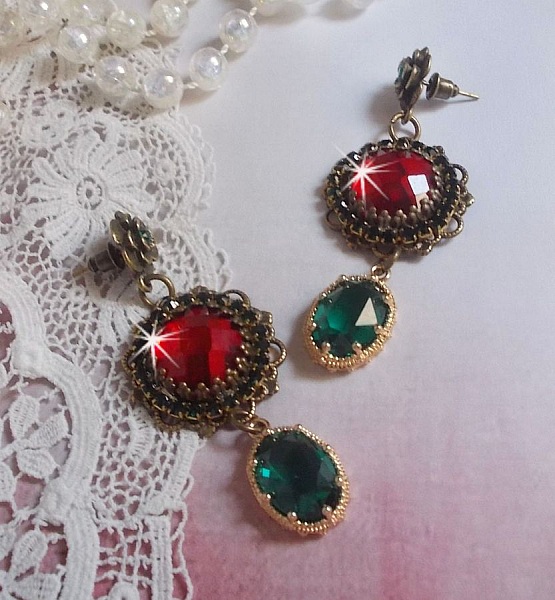 BO Cama&iuml;eu de Rouge et vert mont&eacute;es avec des cabochons en cristal Emerald et cha&icirc;ne Emeraude, pendentifs en zirconium sur des estampes et boucles d&rsquo;oreilles Bronze en Laiton et M&eacute;tal 