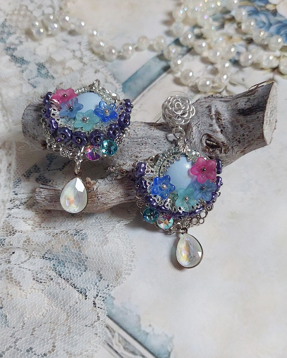 BO Caraïbes montées avec fleurs, strass, estampes, calottes, perles cristal Swarovski et clous d’oreilles 