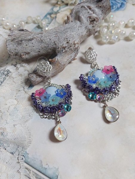 BO Cara&iuml;bes mont&eacute;es avec fleurs, strass, estampes, calottes, perles cristal Swarovski et clous d&rsquo;oreilles 