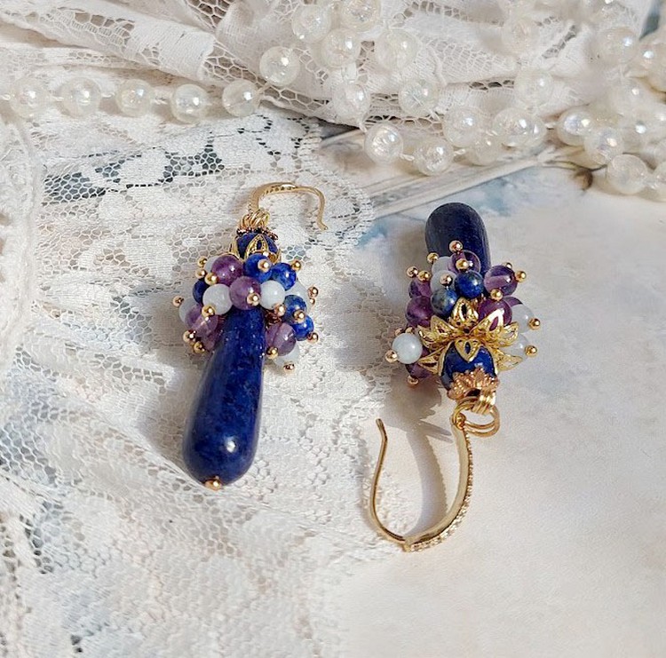 Très design avec ces crochets d'oreilles en plaqué or 24 carats et ces zircons