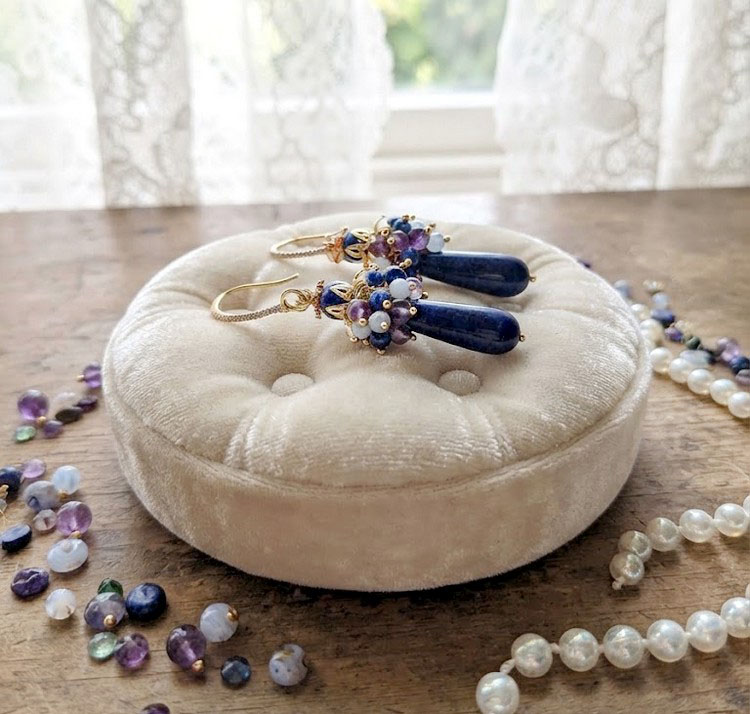 Positionnez sur un petit coussin, elles dévoilent toute cette cascade pierres