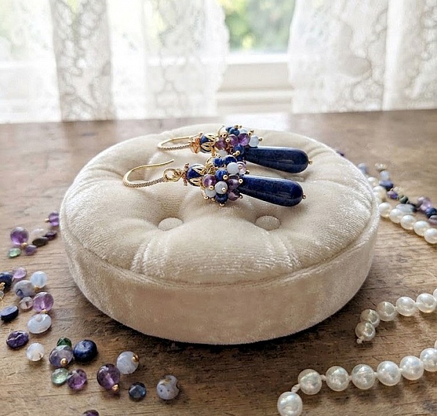 Positionnez sur un petit coussin, elles dévoilent toute cette cascade pierres