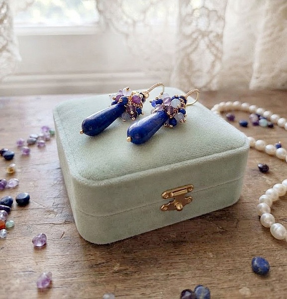 Les mettre en valeur sur un coffret en velours