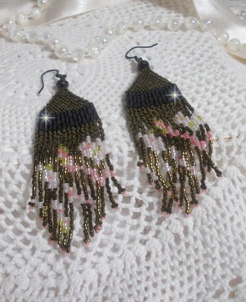 BO Champ&ecirc;tre mont&eacute;es avec des rocailles et tubes torsad&eacute;es en Verre aux couleurs de saison : Olive, Jaune, Vert, Saumon et Blanc &agrave; laquelle s&rsquo;ajoute des perles sur des crochets d&rsquo;oreilles Laiton