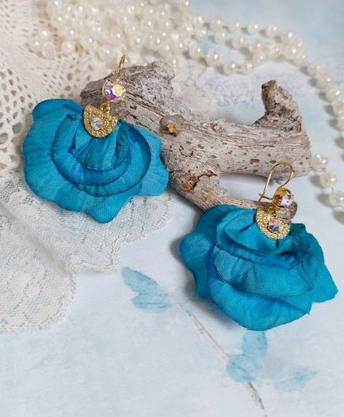 BO Charming Blue cr&eacute;&eacute;es avec p&eacute;tales de rose tissu, embouts demi-lunes et perles cristal Swarovski