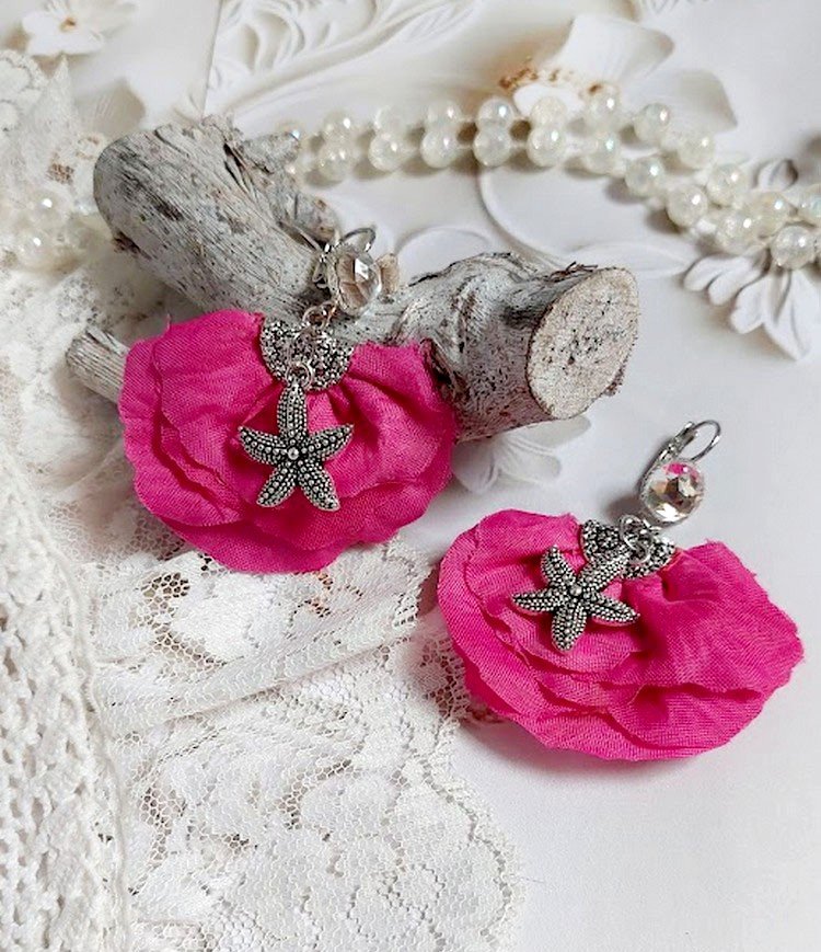 BO Charming Fuchsia créées avec perles Swarovski, pétales de roses en tissu et dormeuses laitons