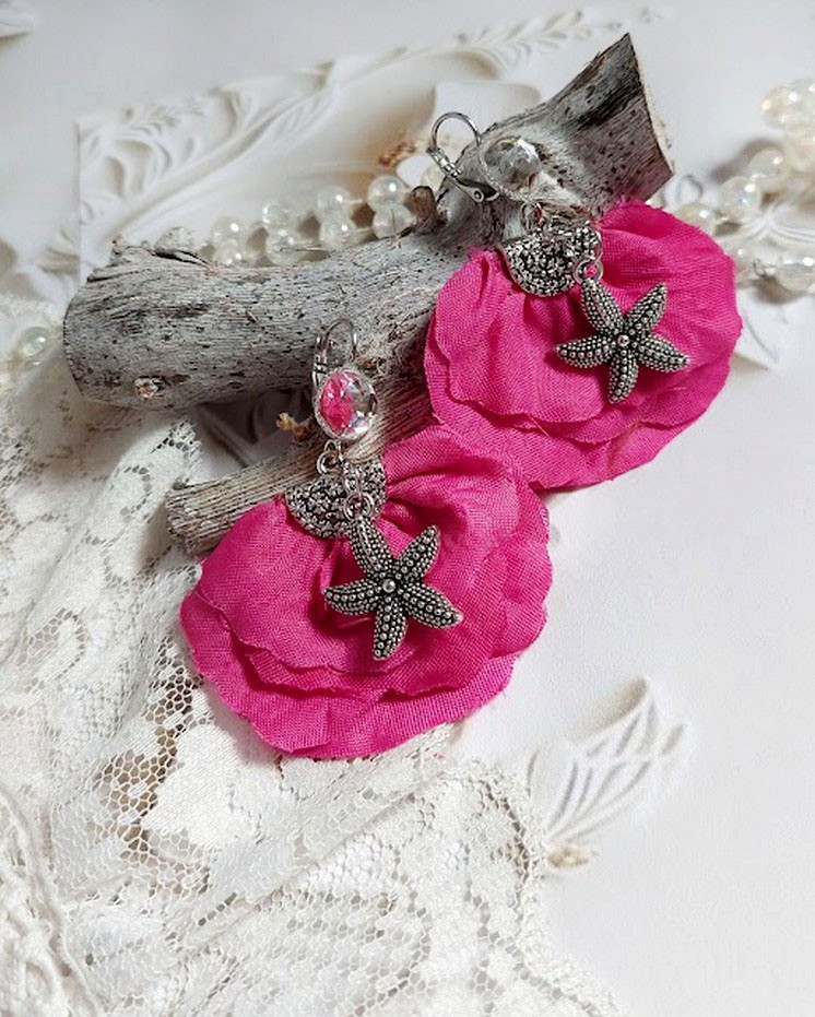 BO Charming Fuchsia créées avec perles Swarovski, pétales de roses en tissu et dormeuses laitons