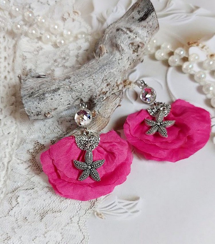 BO Charming Fuchsia créées avec perles Swarovski, pétales de roses en tissu et dormeuses laitons
