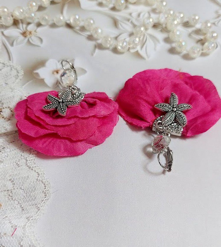 BO Charming Fuchsia créées avec perles Swarovski, pétales de roses en tissu et dormeuses laitons