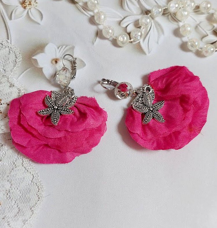 BO Charming Fuchsia créées avec perles Swarovski, pétales de roses en tissu et dormeuses laitons