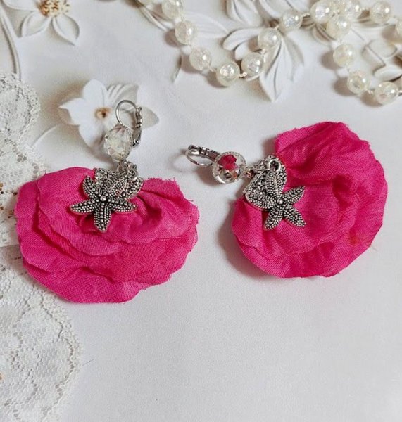 BO Charming Fuchsia créées avec perles Swarovski, pétales de roses en tissu et dormeuses laitons
