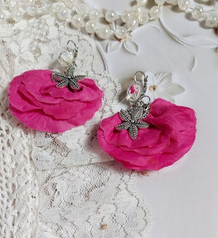 BO Charming Fuchsia créées avec perles Swarovski, pétales de roses en tissu et dormeuses laitons