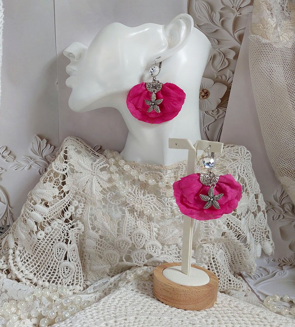 BO Charming Fuchsia créées avec perles Swarovski, pétales de roses en tissu et dormeuses laitons