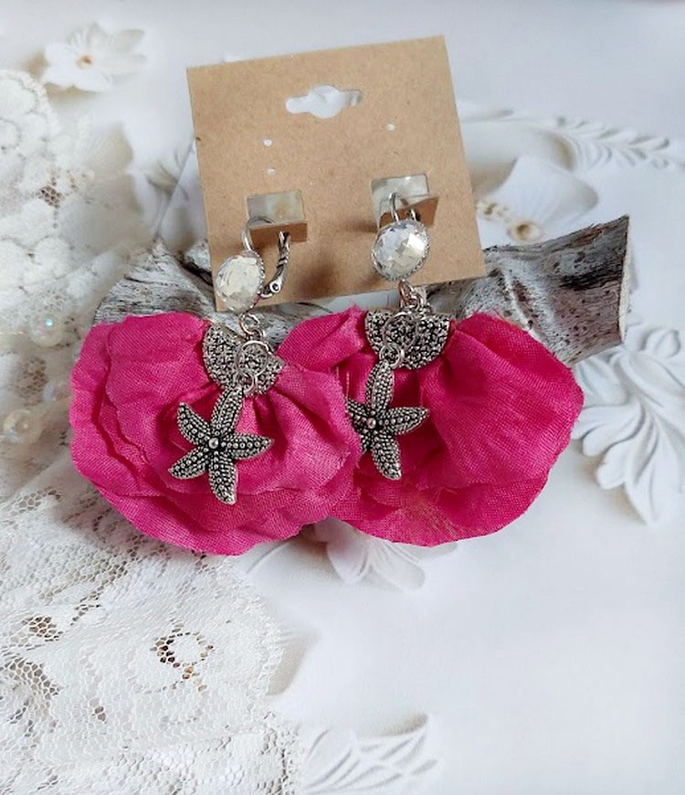 BO Charming Fuchsia créées avec perles Swarovski, pétales de roses en tissu et dormeuses laitons
