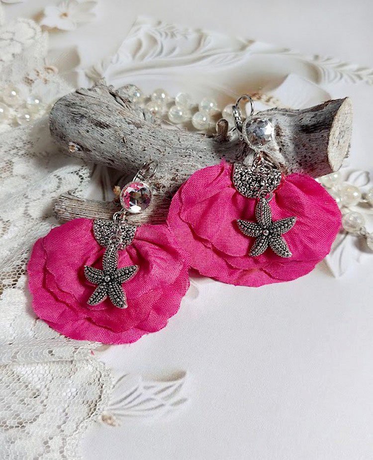 BO Charming Fuchsia créées avec perles Swarovski, pétales de roses en tissu et dormeuses laitons