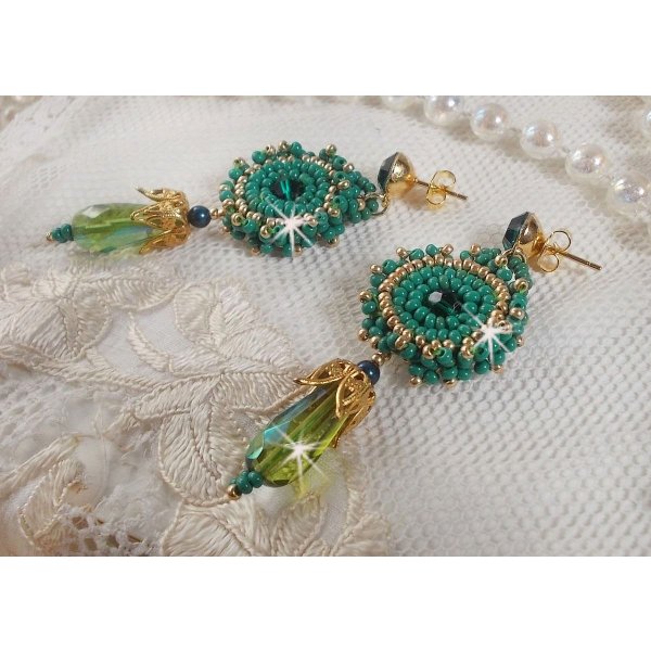 BO Charnelle brodées avec des perles rondes et cabochons de Swarovski, des gouttes facettées et des rocailles