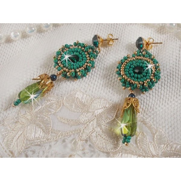 BO Charnelle brodées avec des perles rondes et cabochons de Swarovski, des gouttes facettées et des rocailles