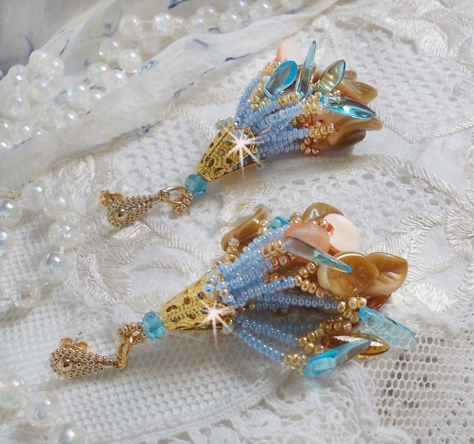 BO Cheyenne Boucles d’oreilles pendantes aux dagues en verre de bohème, sequins en nacre, feuilles en verre, rocailles, un style Amérindien chic.
