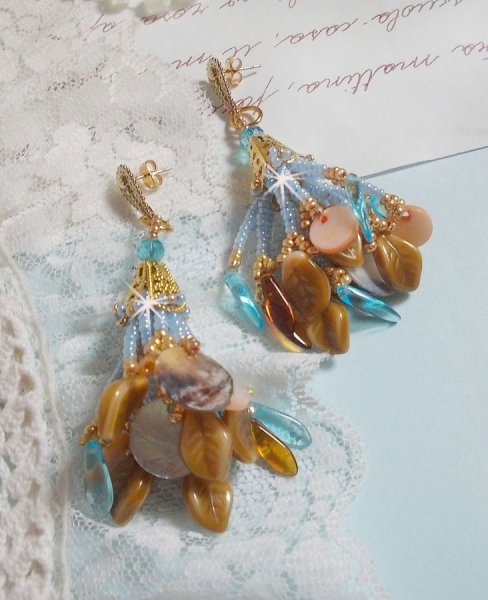 BO Cheyenne avec dagues en verre, sequins en nacre, feuilles en verre, rocailles et clous d'oreilles en m&eacute;tal