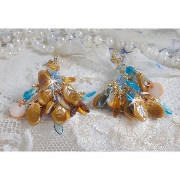 BO Cheyenne avec dagues en verre, sequins en nacre, feuilles en verre, rocailles et clous d'oreilles en m&eacute;tal