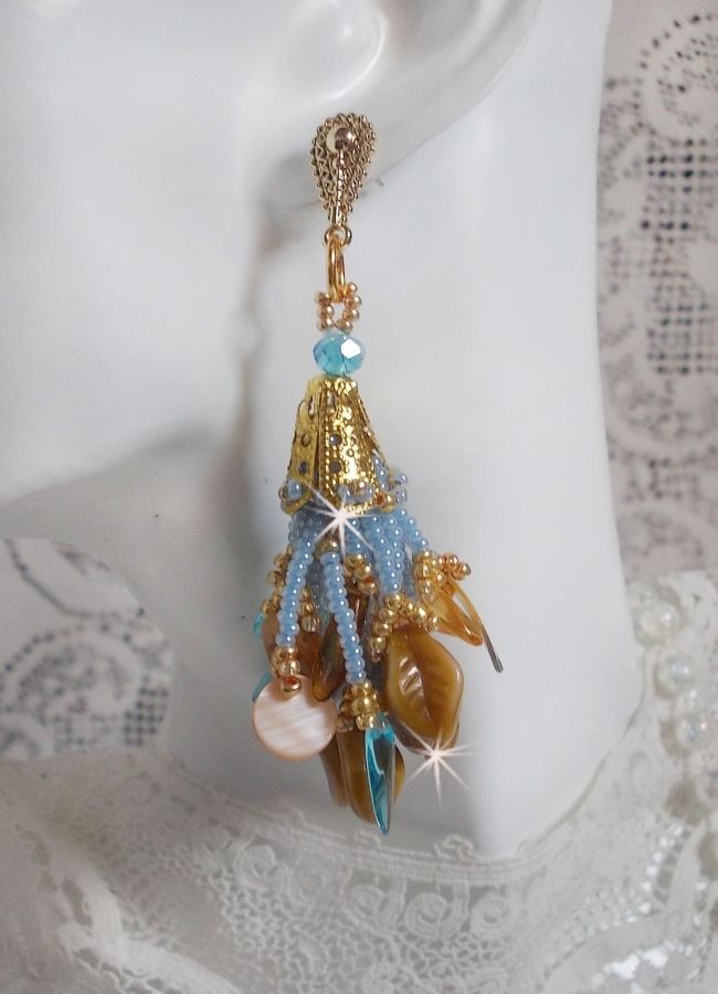 BO Cheyenne Boucles d’oreilles pendantes aux dagues en verre de bohème, sequins en nacre, feuilles en verre, rocailles, un style Amérindien chic.